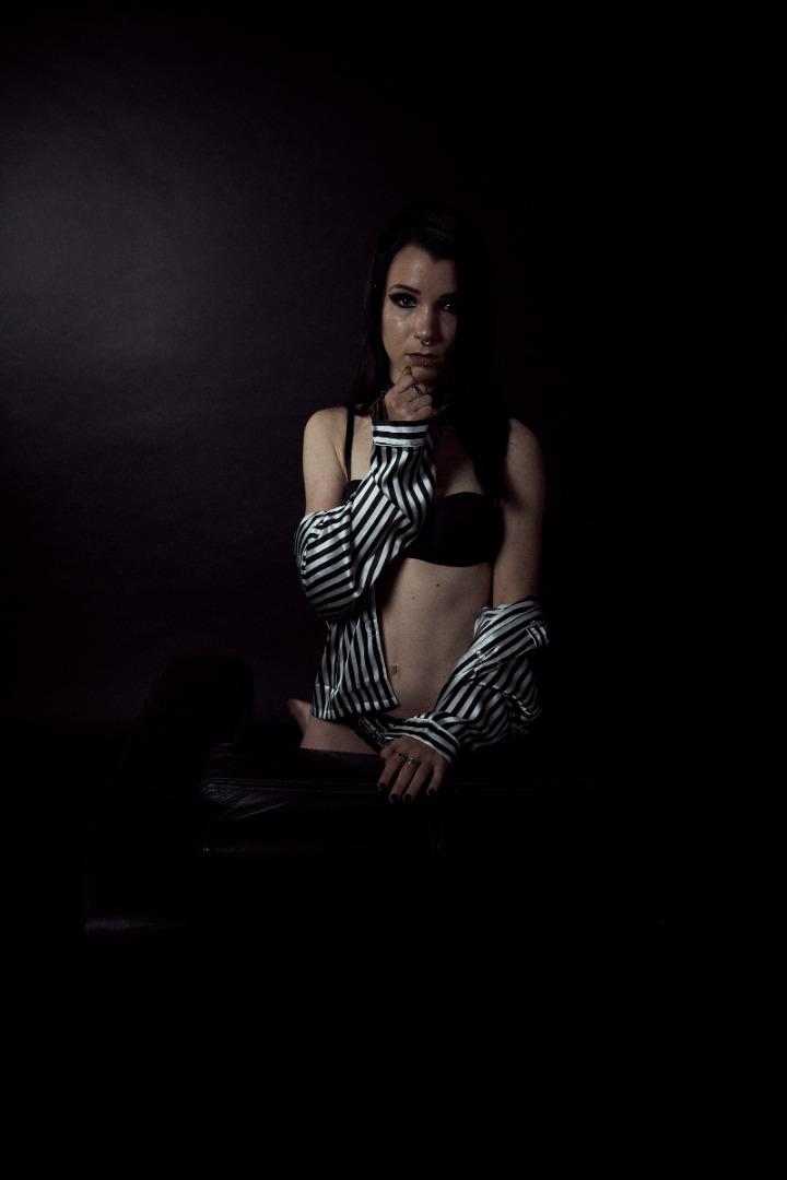 Female model photo shoot of Manon Motionless