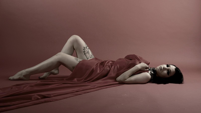 Female model photo shoot of Manon Motionless