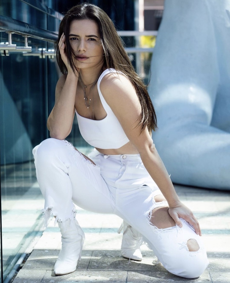 Female model photo shoot of NicolettaDeMonte 