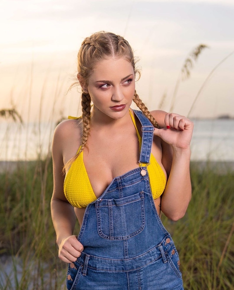 Female model photo shoot of courtneymcmanus in Treasure Island