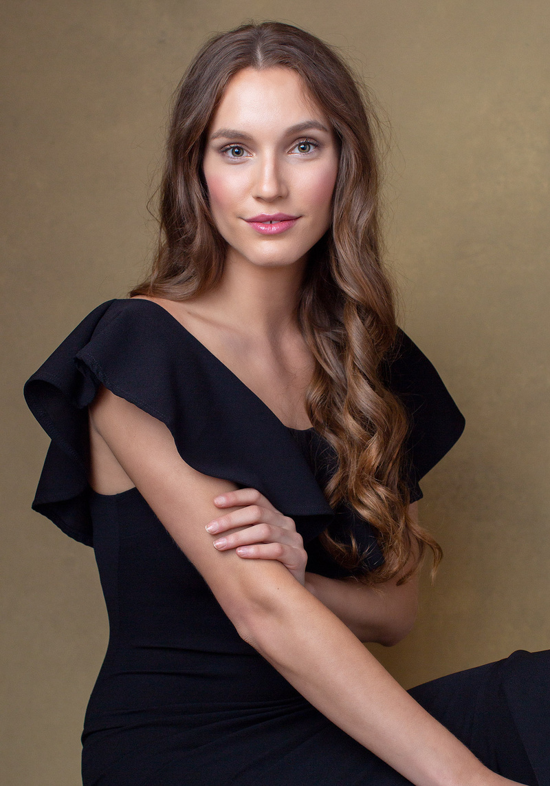 Female model photo shoot of Anna Popiel