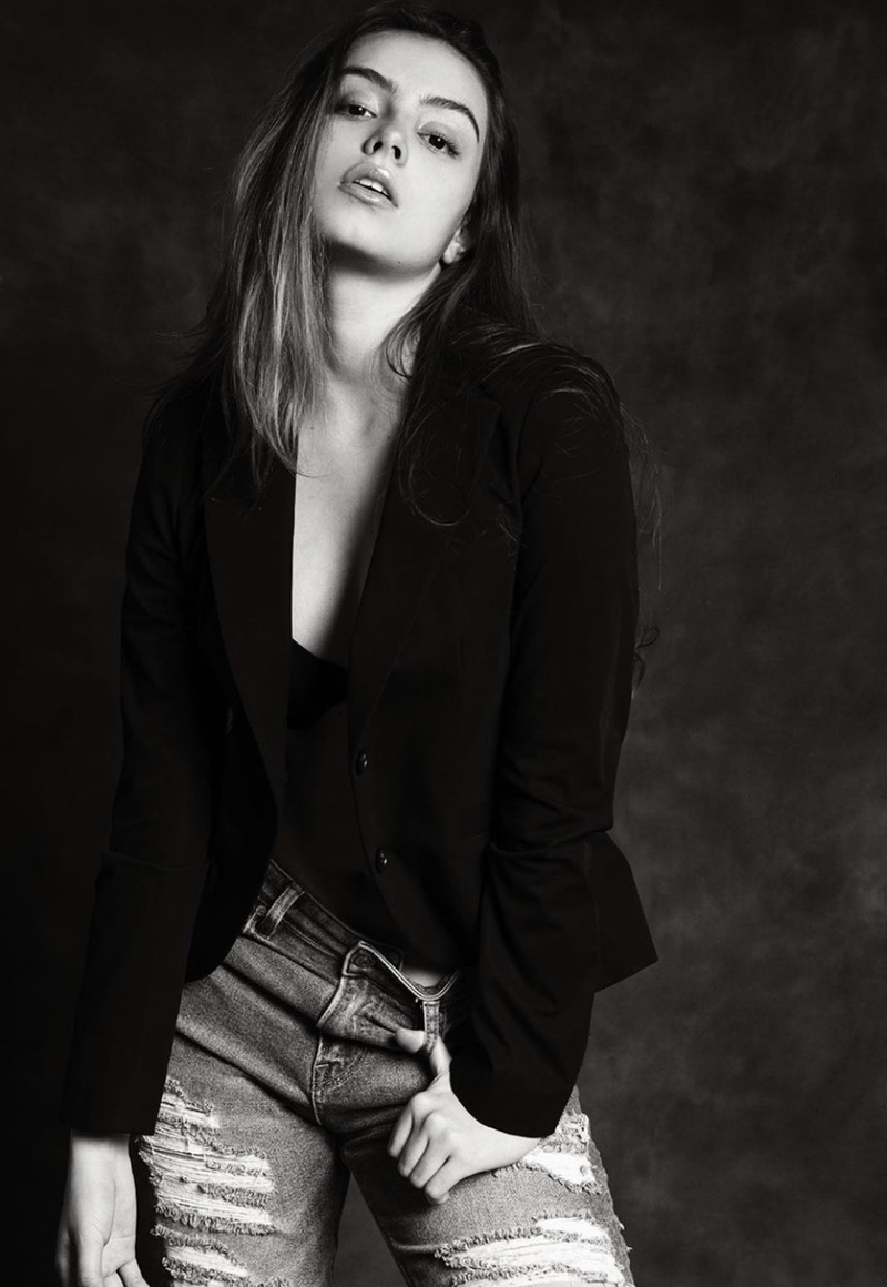 Female model photo shoot of Elizabeth Cutler