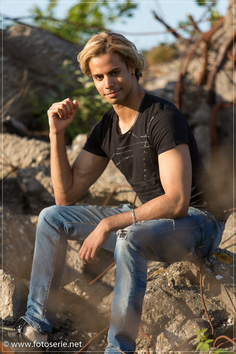 Male model photo shoot of Erik Fotoserie