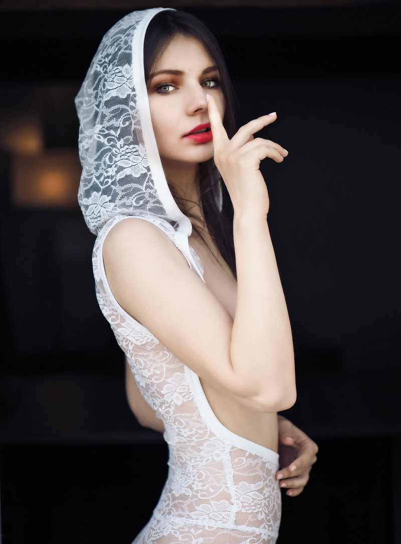 Female model photo shoot of Carolina Matvienko