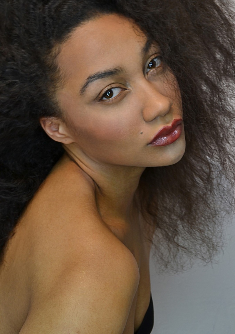 Female model photo shoot of Leigh Hutchinson
