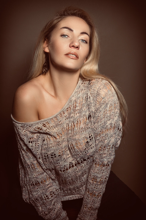 Female model photo shoot of Alona Cheborak