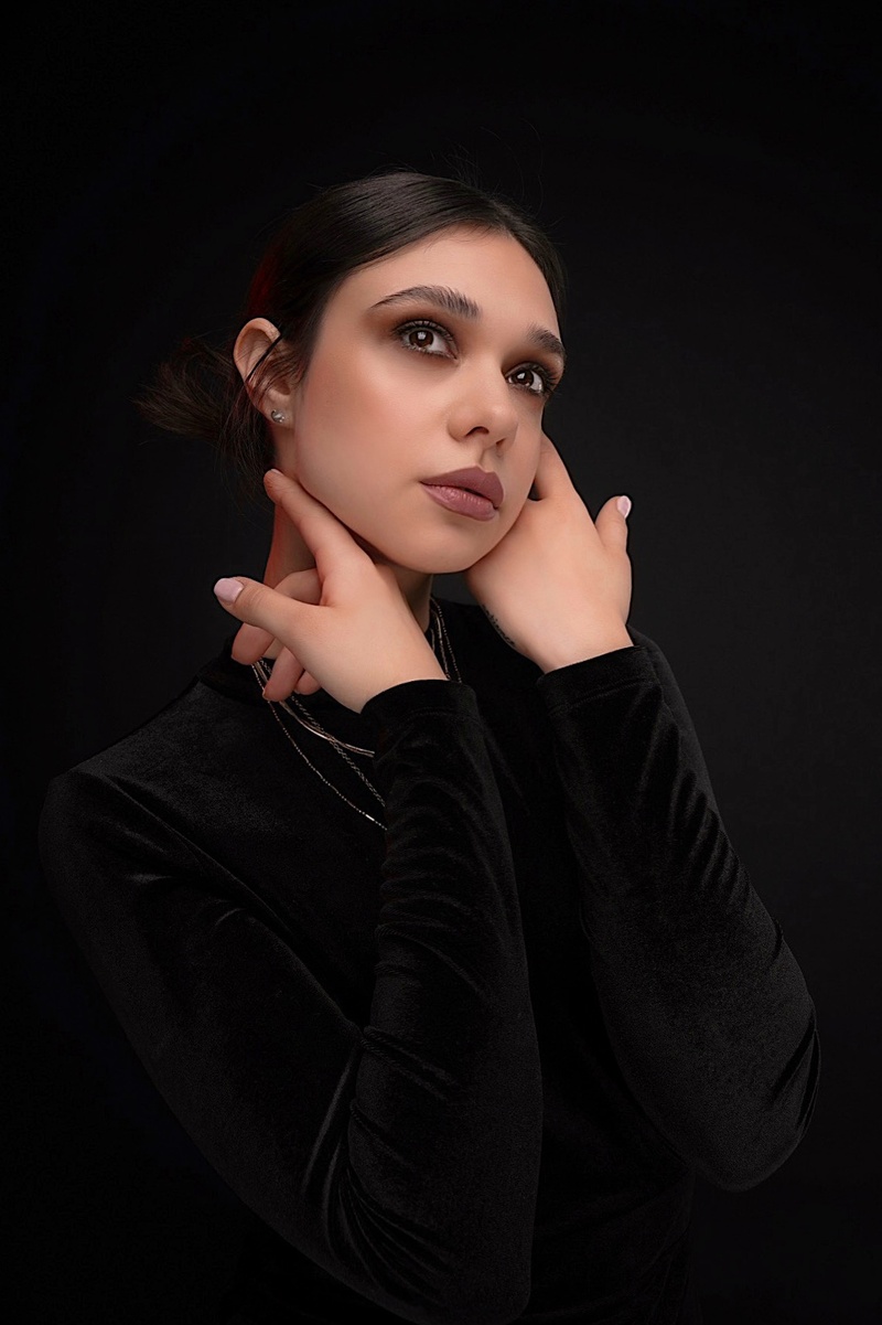 Female model photo shoot of Olya Vell