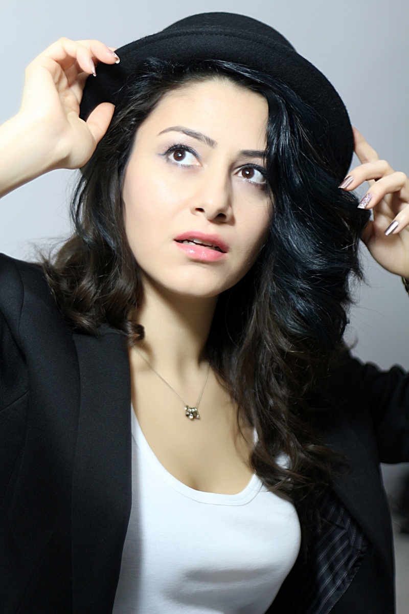 Female model photo shoot of Yasmin Sahin