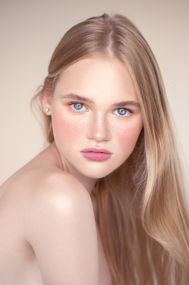 Female model photo shoot of Karina Kornienko