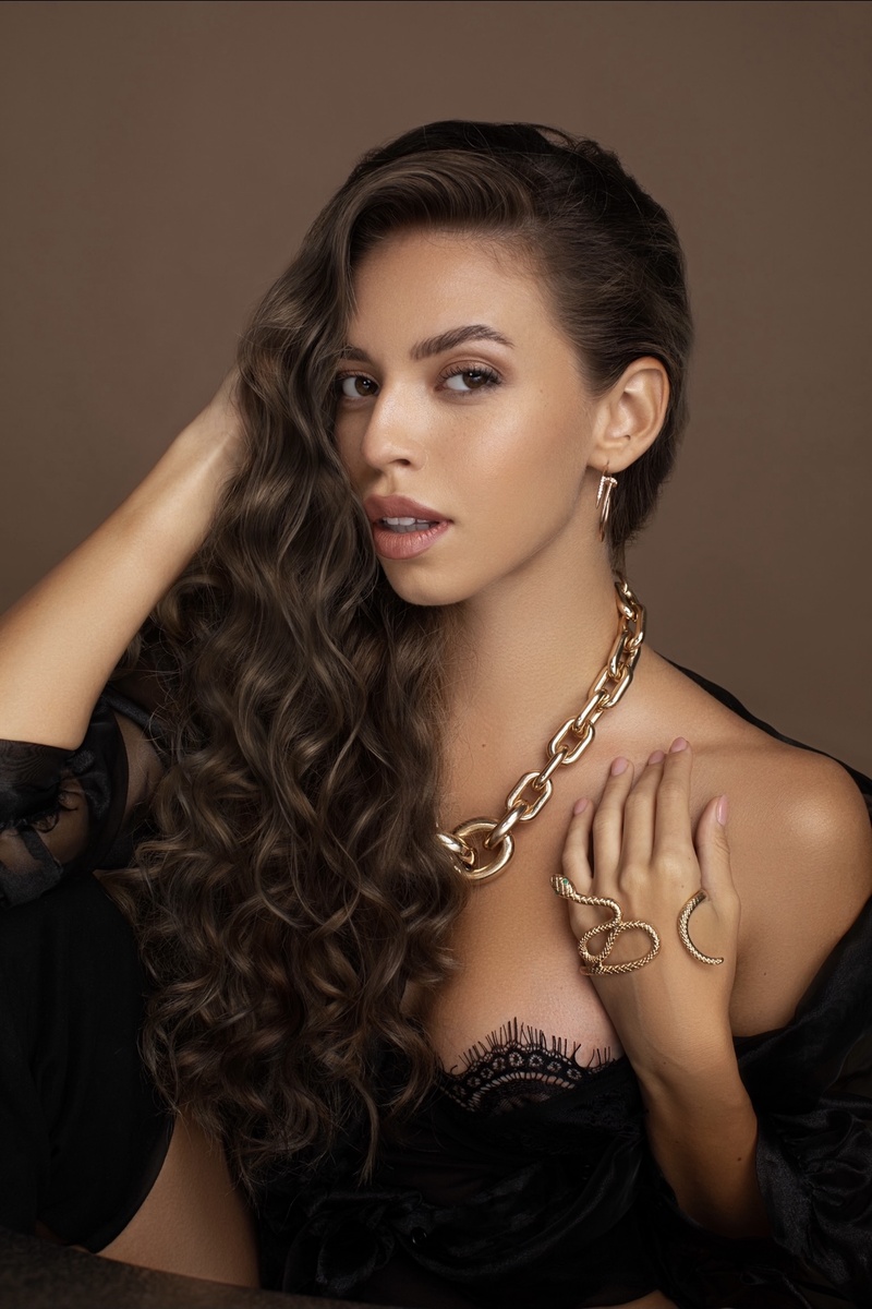 Female model photo shoot of Yulia Goloborodko