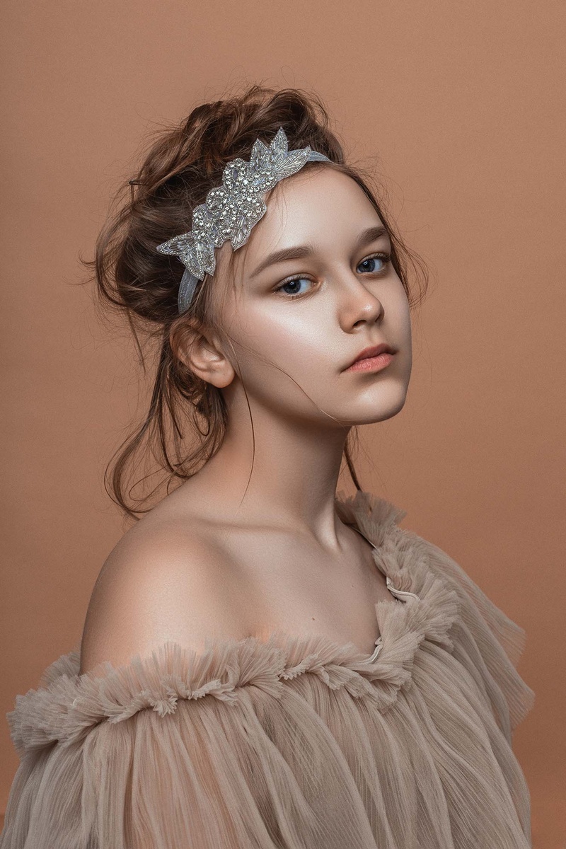 Female model photo shoot of Olena Retoucher