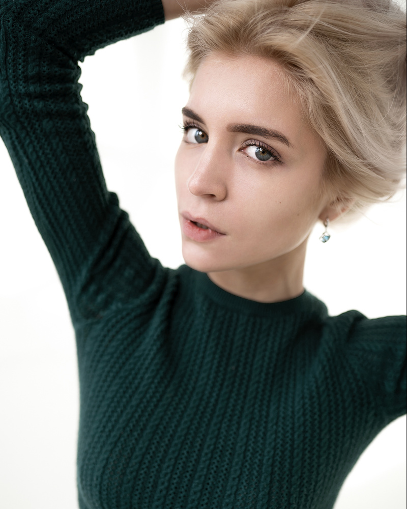 Female model photo shoot of Dina Bogdanovich