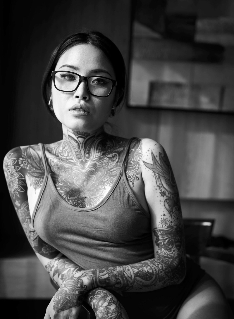 Female model photo shoot of jariya tattoomodel