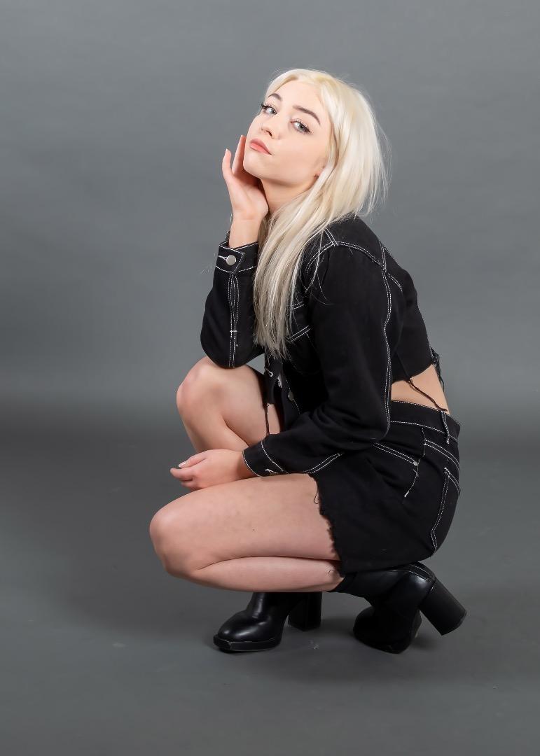 Female model photo shoot of robynLunn