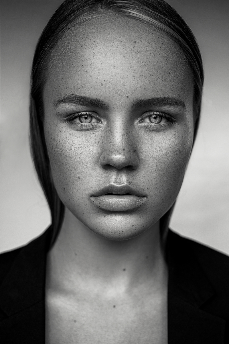 Female model photo shoot of helen_retoucher