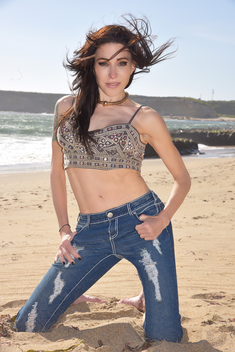 Female model photo shoot of Selena_D_readProfilePls