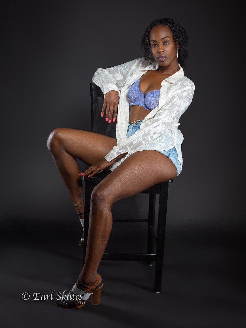 Female model photo shoot of Afropocahantas