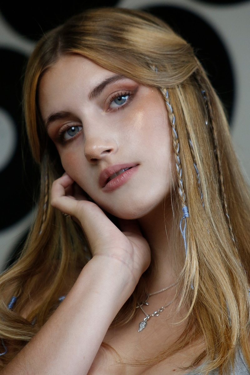 Female model photo shoot of xoxo_avenue by ShotByXander in Toronto, On, makeup by xoxo_avenue
