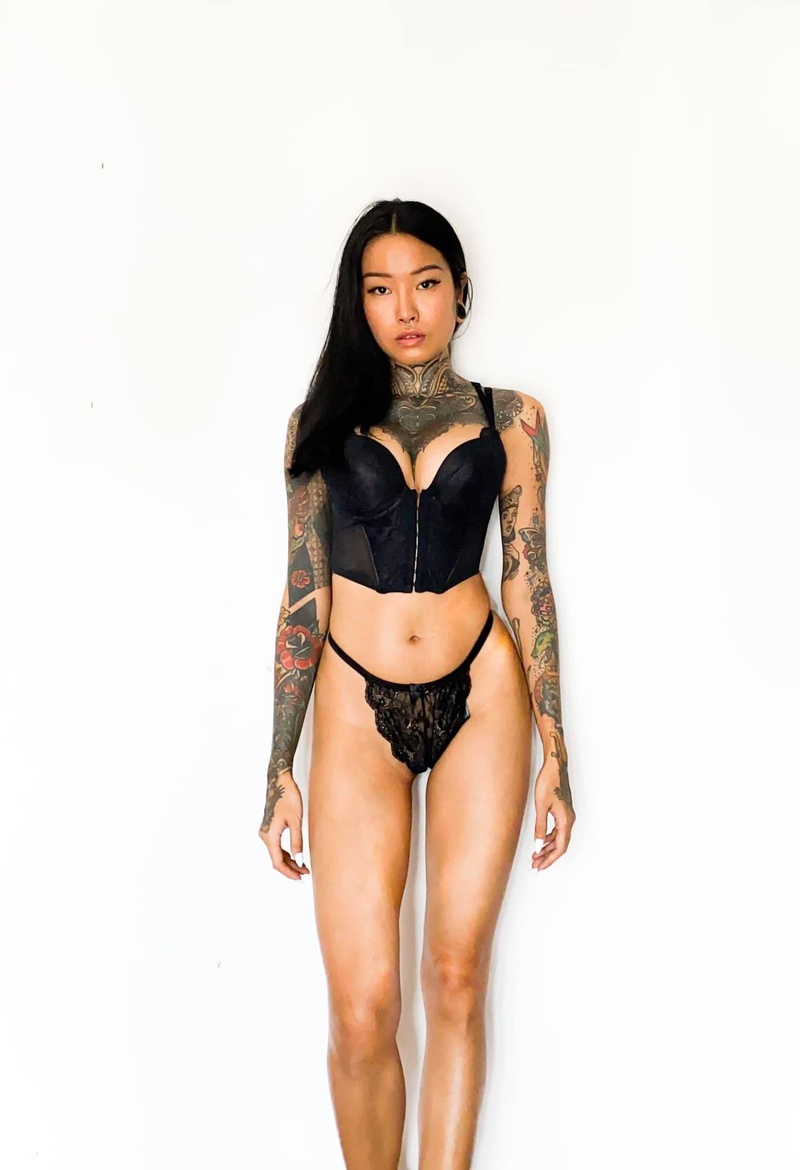 Female model photo shoot of jariya tattoomodel