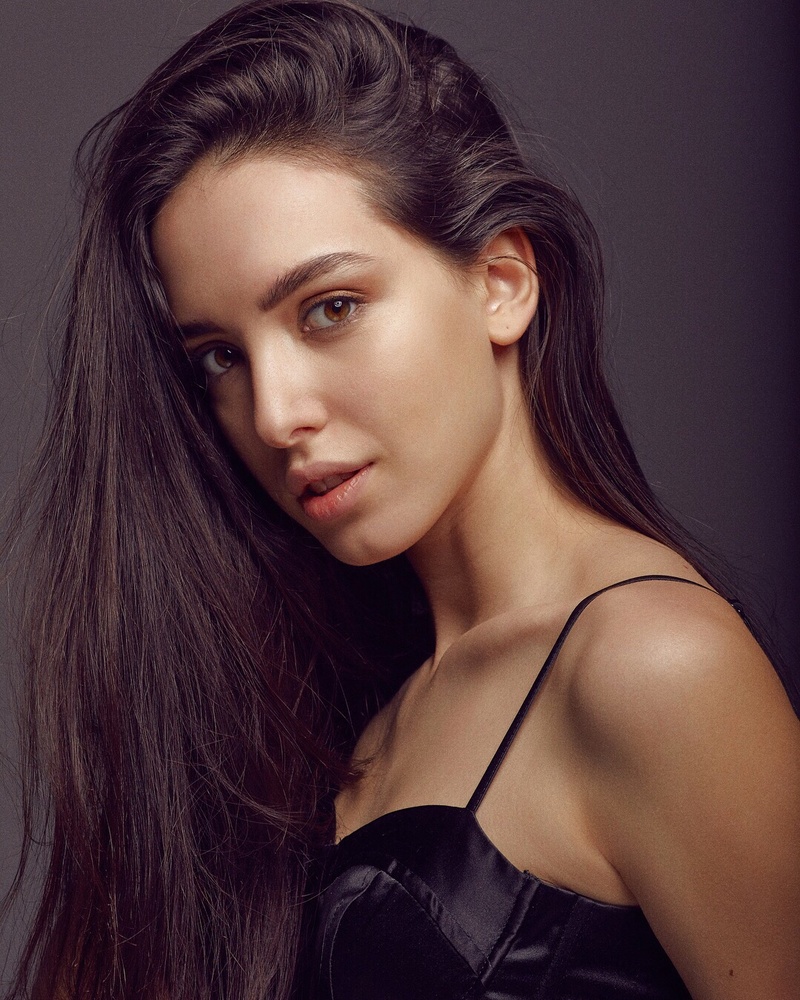 Female model photo shoot of dasha_chokla