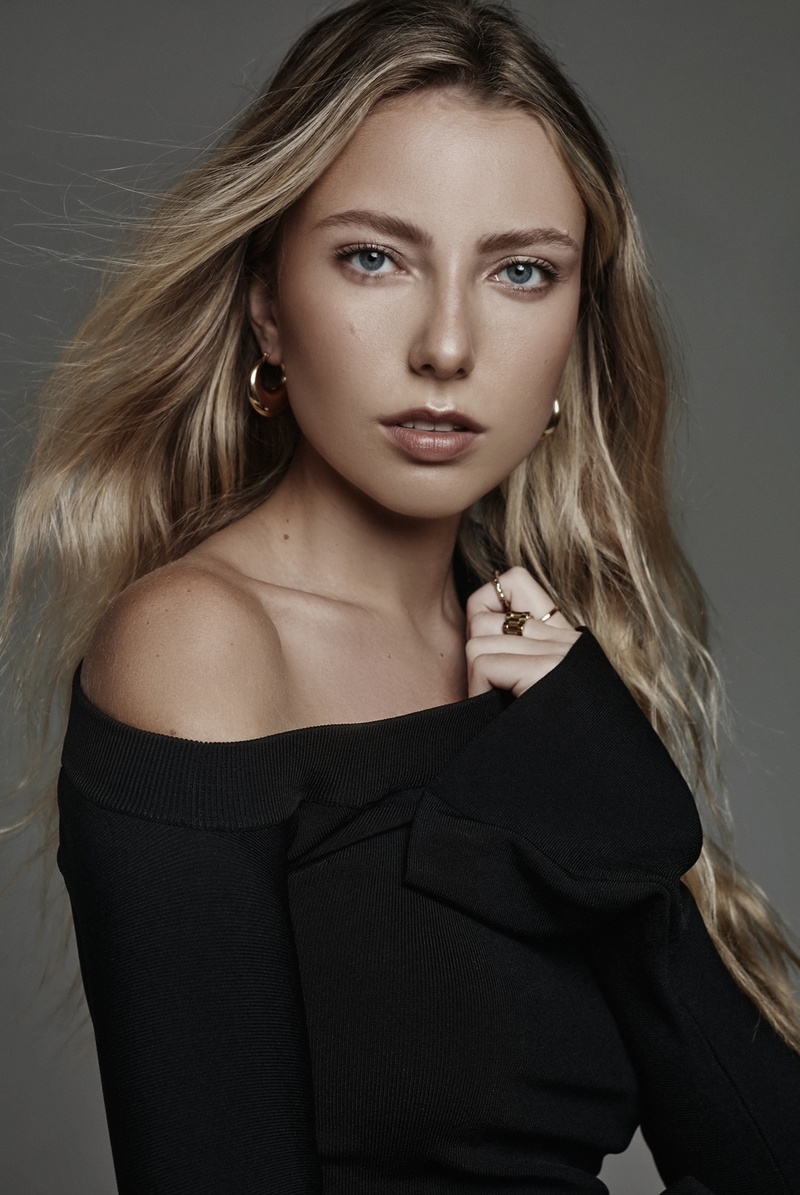 Female model photo shoot of Lex143
