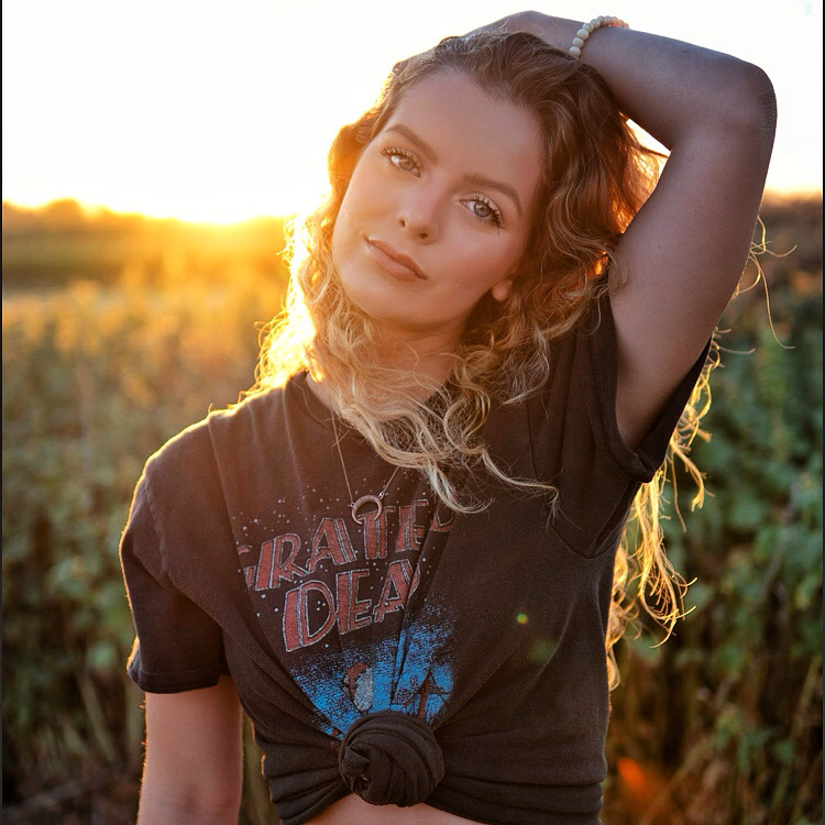 Female model photo shoot of Meganvinther