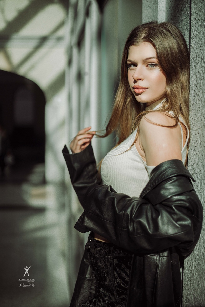 Female model photo shoot of Kate Klueva