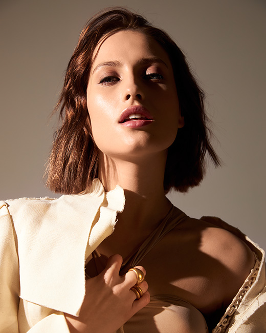 Female model photo shoot of Oksana Filina