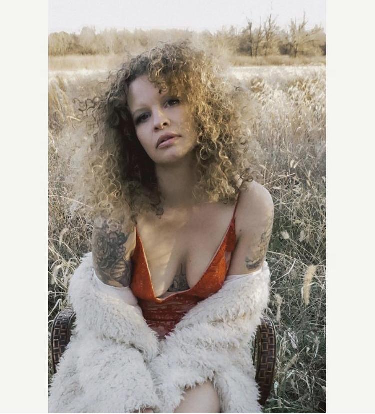 Female model photo shoot of LynnetteRad