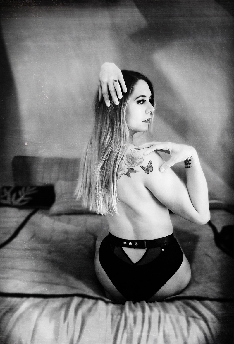 Female model photo shoot of Amber by varunphotoshutter