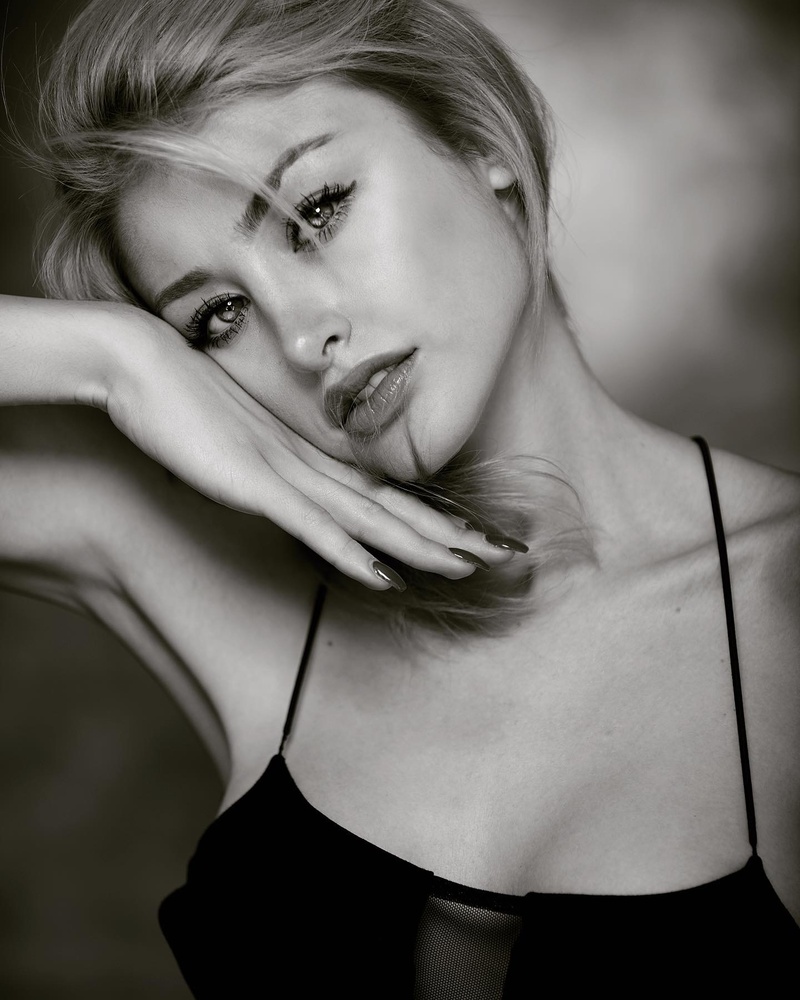 Female model photo shoot of Darian Dali