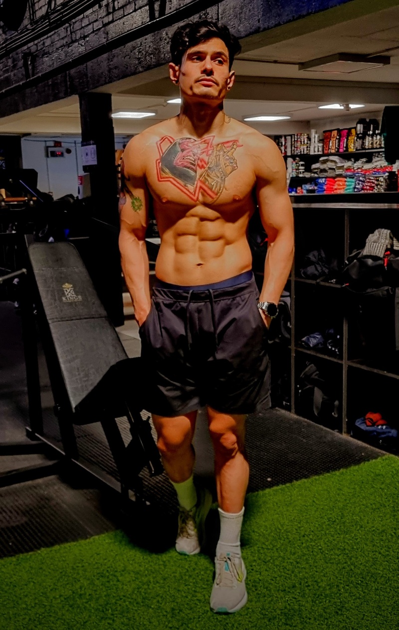 Male model photo shoot of Darren Jay_96 in King's Gym