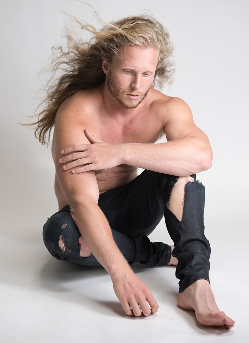 Male model photo shoot of Aaron Groben
