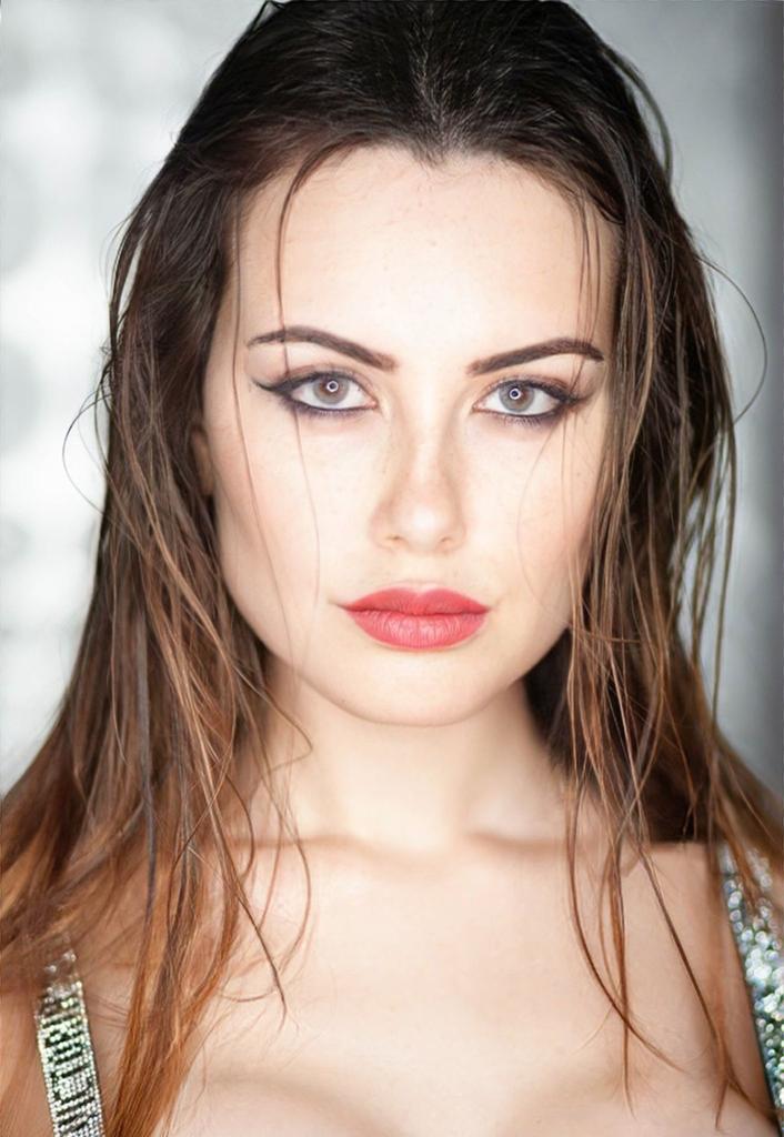 Female model photo shoot of Veronica Baron