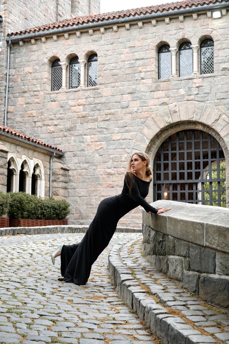 Female model photo shoot of Sasha Ignatova