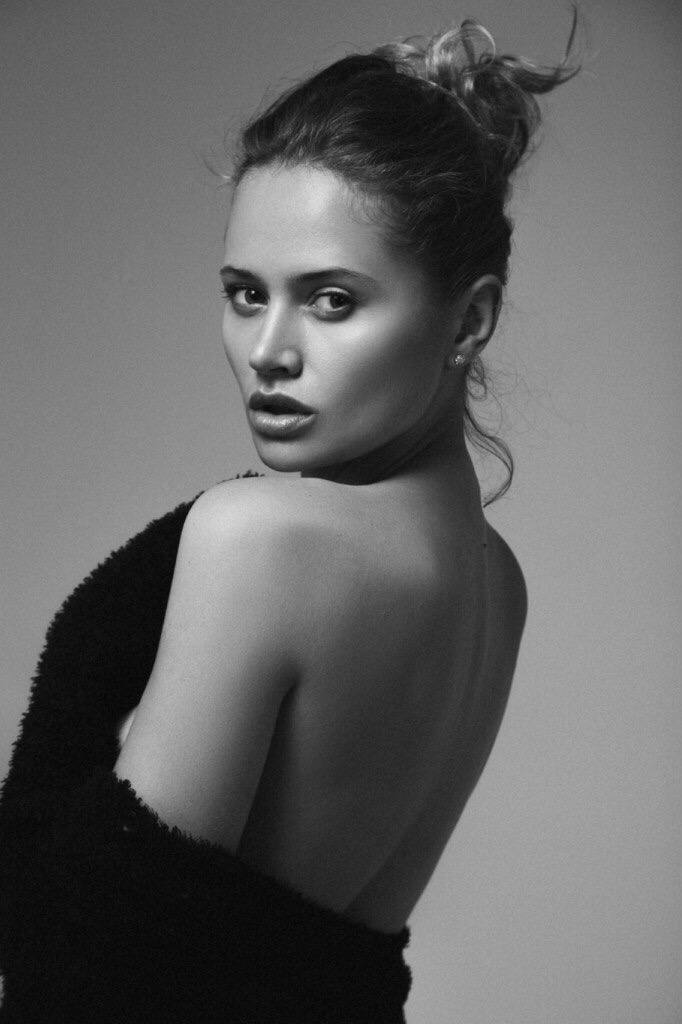 Female model photo shoot of Svitlana Yevreyska