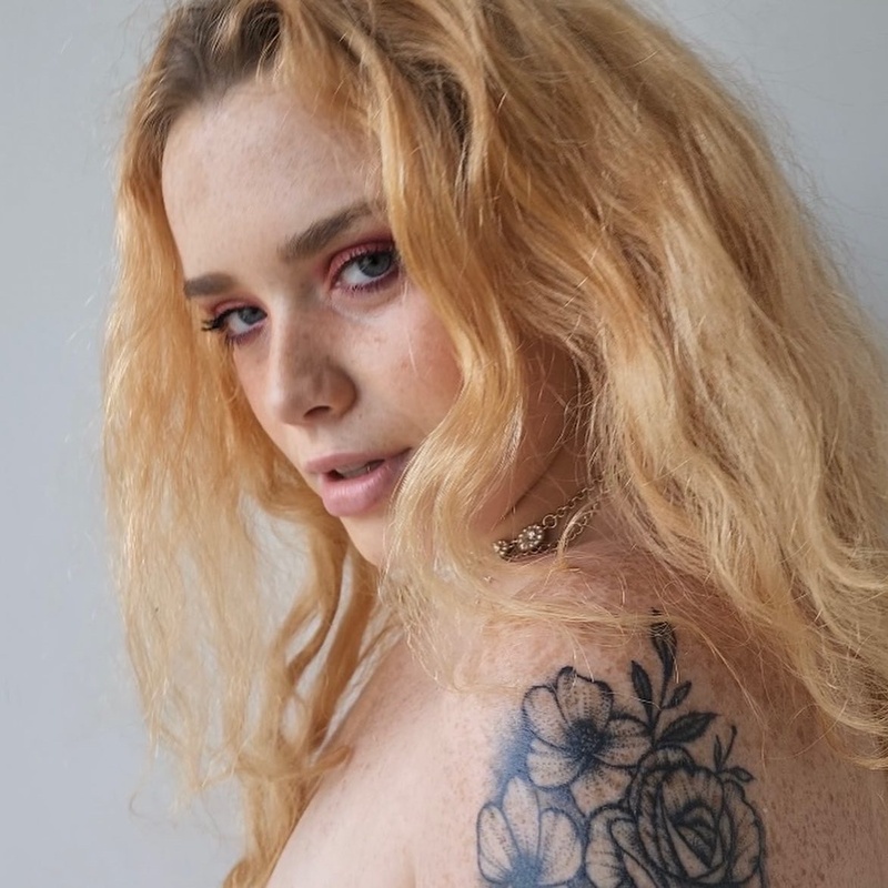 Female model photo shoot of hippiehal