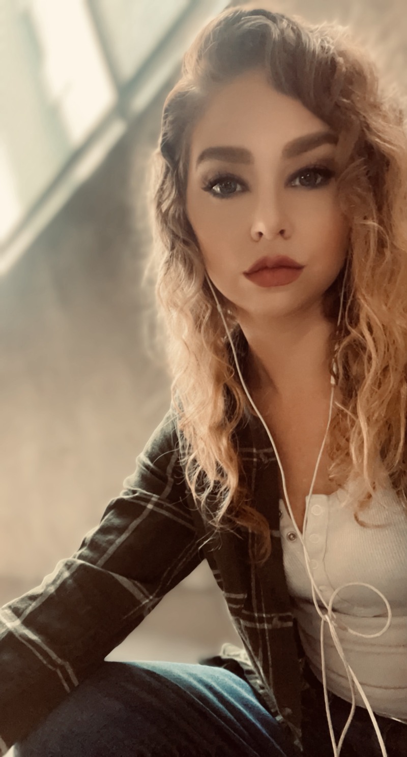 Female model photo shoot of Bktyra22