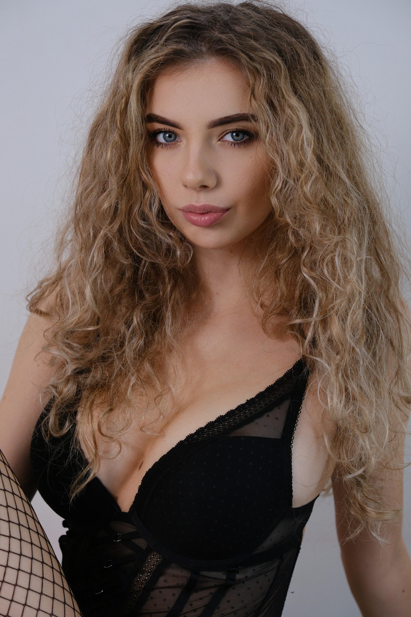 Female model photo shoot of Paulinazuz