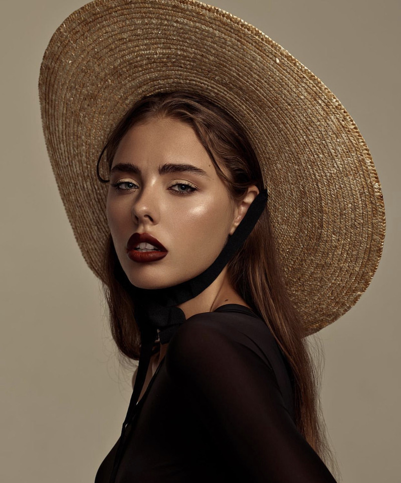 Female model photo shoot of Anya Kolodinskaya
