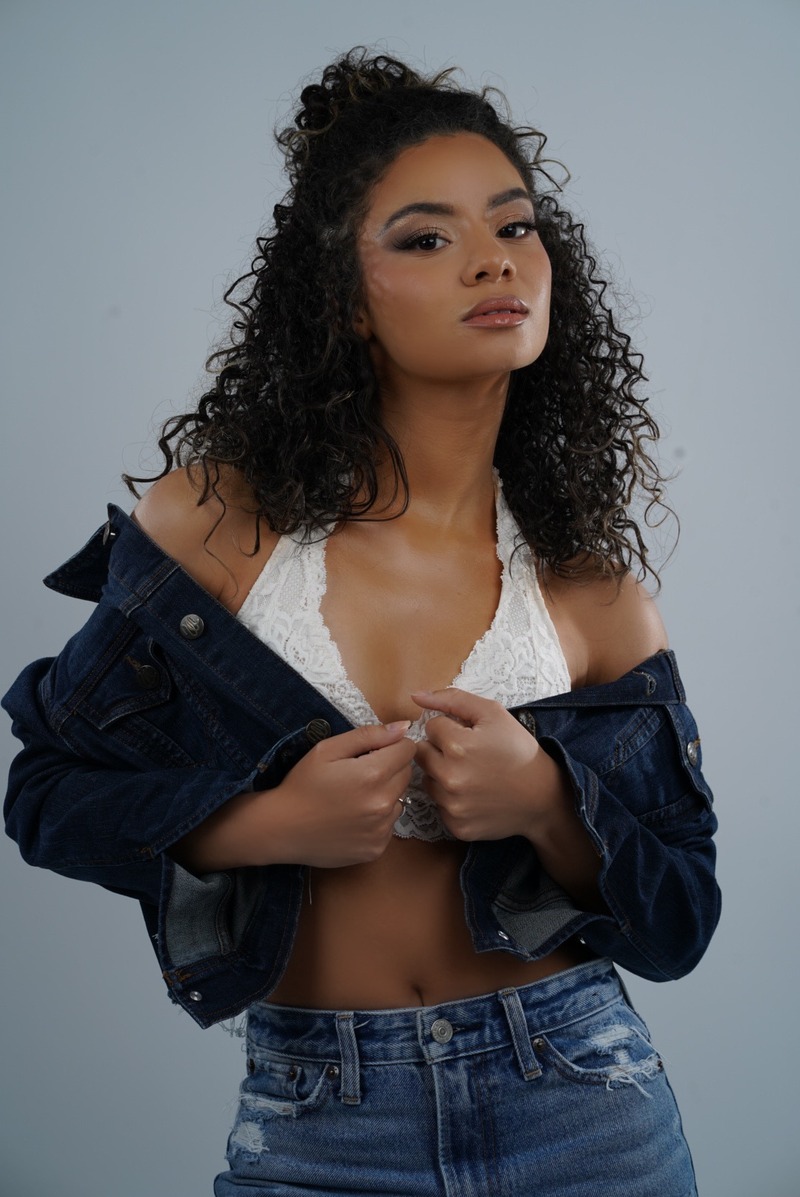 Female model photo shoot of Enaile Siqueira