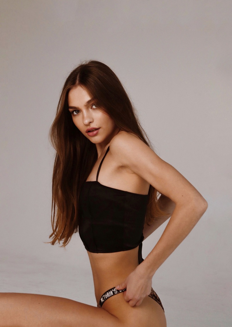 Female model photo shoot of Alina Podar