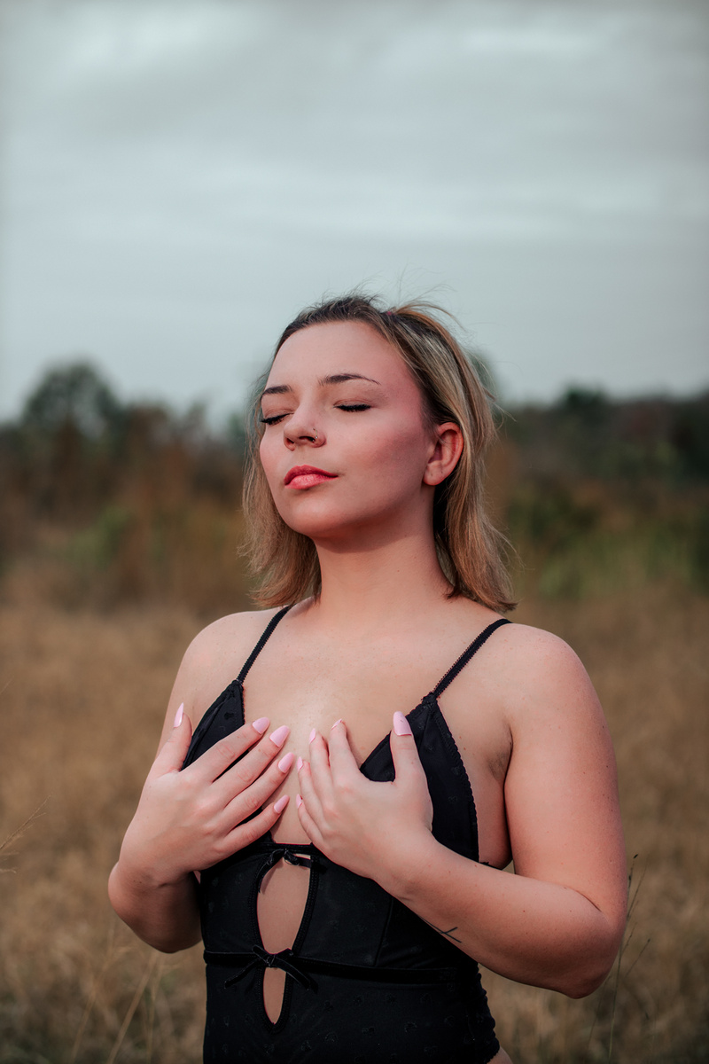 Female model photo shoot of AriaSunflare