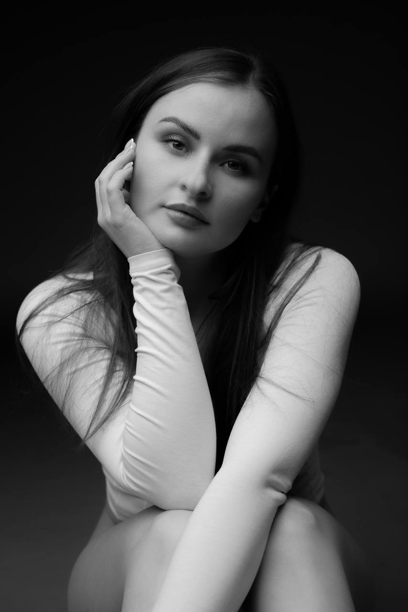 Female model photo shoot of Kate Nykytenko