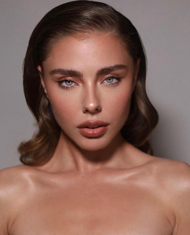 Female model photo shoot of Anya Kolodinskaya
