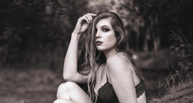 Female model photo shoot of Alliann Fallon in Clarksville TN