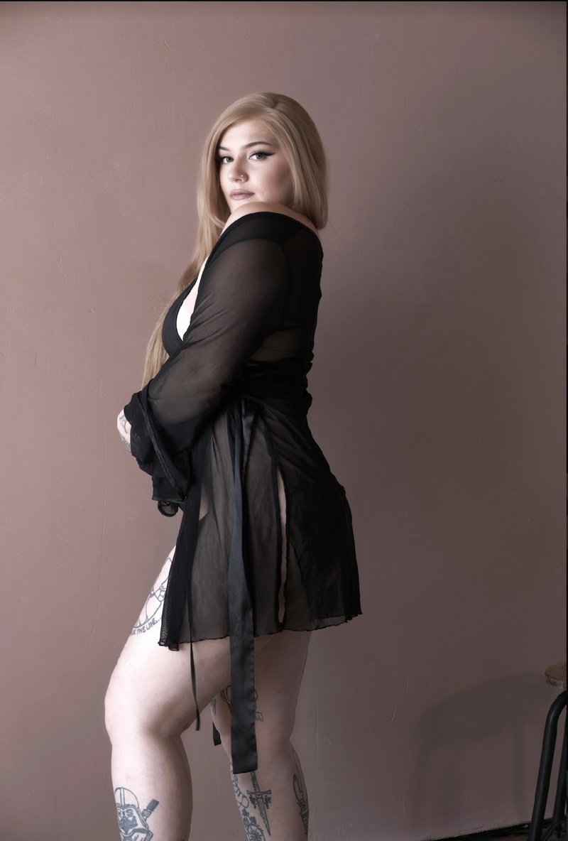 Female model photo shoot of Anxietyprincesx