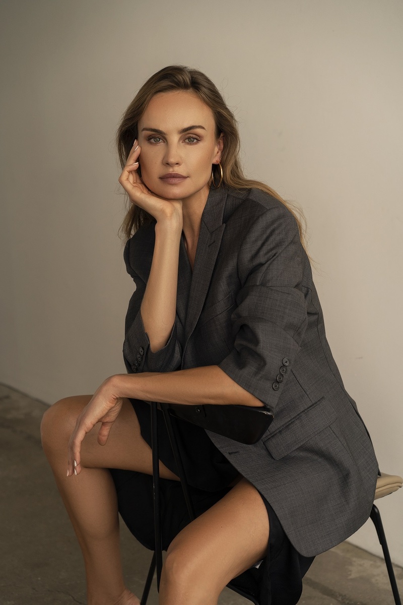 Female model photo shoot of Anna Vlads