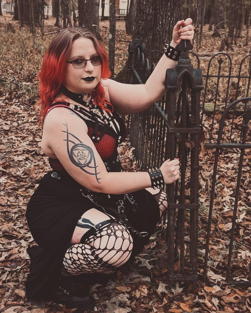 Female model photo shoot of SpookyKitten87