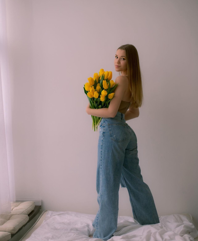 Female model photo shoot of Julia Snown